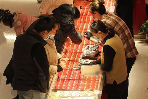 Cặp vợ chồng bán nhà, mang 5,6 tỷ đi mua vàng giữa lúc giá đạt đỉnh, nhân viên lập tức dừng giao dịch