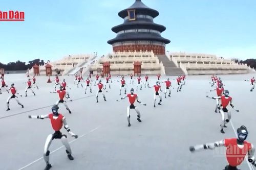 Robot Trung Quốc phô diễn võ thuật tại khu di tích Thiên Đàn