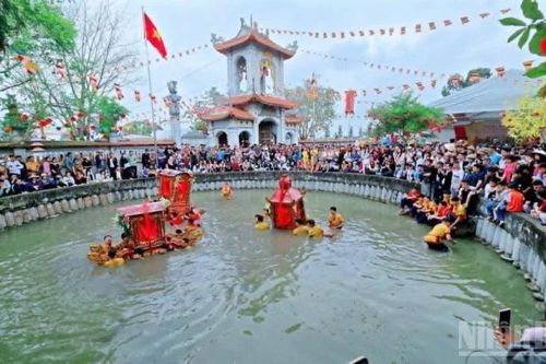 Đặc sắc nghi lễ rước kiệu dưới nước ở lễ hội đền, chùa Phượng Vũ