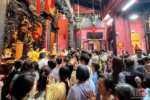 Chùa Ngọc Hoàng đông kín người trong ngày vía Trời