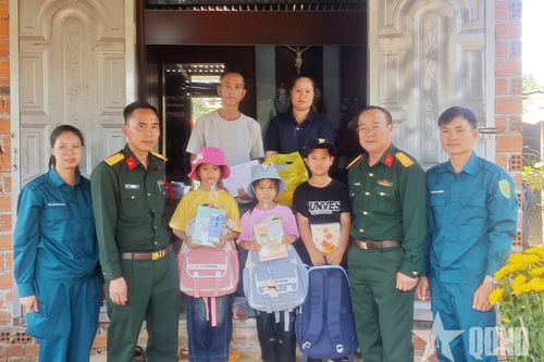 Ban CHQS xã Đắk Sắk hỗ trợ gia đình bị hỏa hoạn vượt qua khó khăn