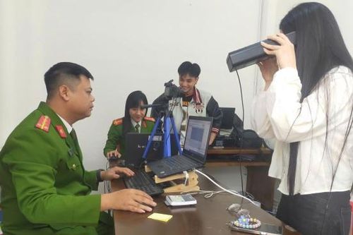 Người dân nườm nượp xông đất Công an phường