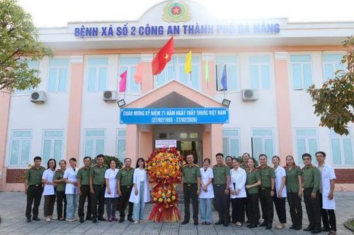 Đại tá Nguyễn Thành Long – Phó Giám đốc CATP Đà Nẵng thăm, chúc mừng các bệnh viện