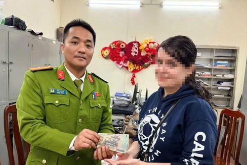 Hà Nội: Buộc tài xế xe ôm trả lại du khách nước ngoài 1 triệu đồng