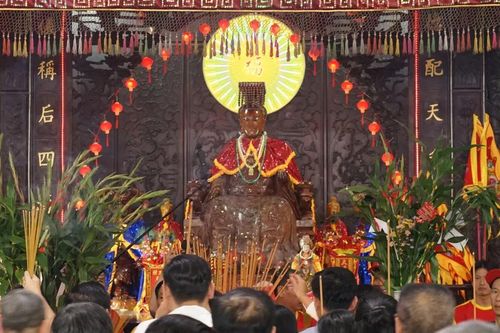 'Biển người' tại lễ rước kiệu Bà Thiên Hậu