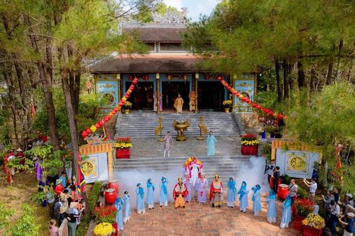 Khai hội đền Huyền Trân
