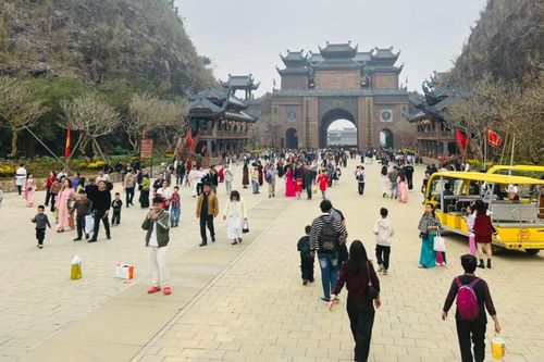 Bài 1: Du lịch Việt bứt tốc dịp Tết Nguyên đán