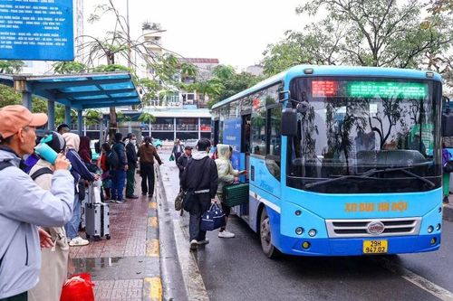 Hơn 360 nghìn khách đi xe buýt miễn phí dịp Tết