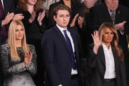 Bà Melania và Barron Trump gây chú ý