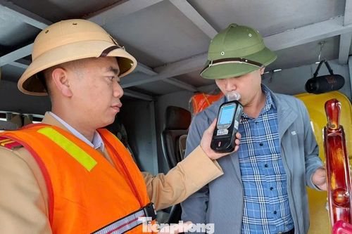 Cảnh sát đường thủy lên thuyền đo nồng độ cồn