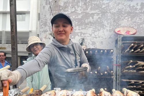 TPHCM: Phố cá lóc tấp nập khách mua cúng Vía Thần tài