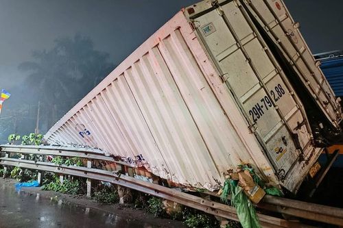 Hà Nội: Xe container bị đẩy xa hàng chục mét sau va chạm với tàu hỏa