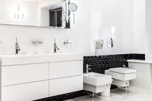 Vì sao khách sạn cao cấp đặt điện thoại trong nhà vệ sinh?