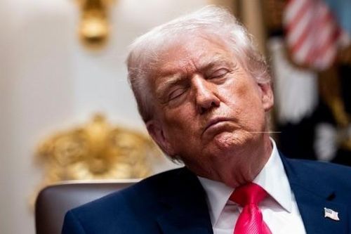 Khảo sát cho thấy phần lớn người dân Mỹ lo lắng về tuổi tác của ông Trump