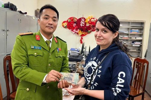 Nhiều tài xế 'chặt chém' du khách nước ngoài ở Hà Nội phải hoàn tiền, xin lỗi