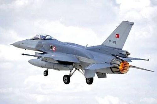 Khoảnh khắc tiêm kích F-16 của Không quân Thổ Nhĩ Kỳ rơi khi huấn luyện