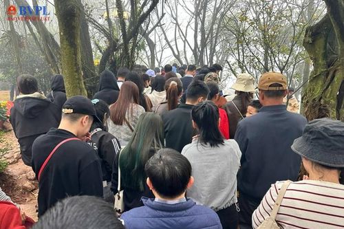 Dòng người háo hức về Am Tiên ngày 'mở cổng trời'