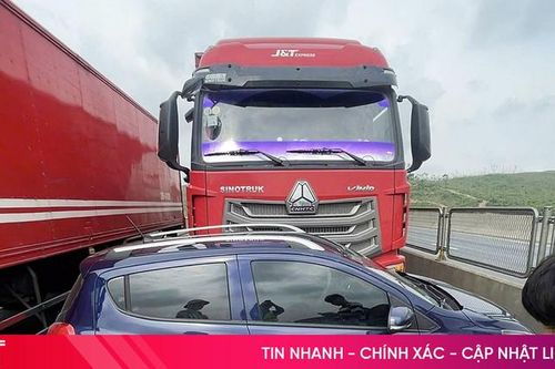 Sau va chạm, ô tô con chắn ngang trên cao tốc Hàm Nghi - Vũng Áng