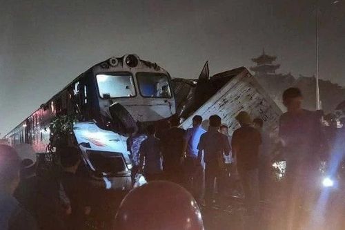 Va chạm với ôtô tải, đầu tàu SE3 hư hỏng nặng, lùi giờ chạy hàng loạt chuyến tàu
