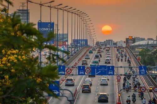 Cầu Sài Gòn thành 'tọa độ vàng' săn hoàng hôn của người trẻ