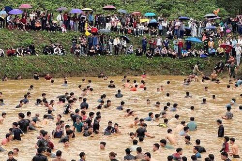 Náo nhiệt hội thi bắt cá tay không trong mùa lễ hội đầu Xuân