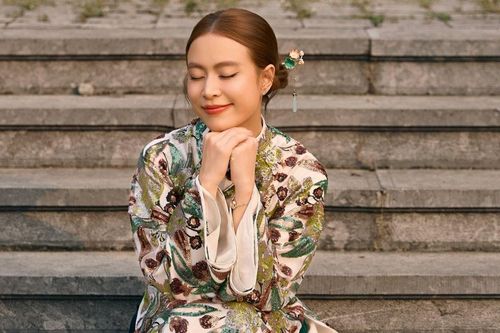 Bất ngờ hành động của Hoàng Thùy Linh khi gặp khán giả ngày đầu năm mới