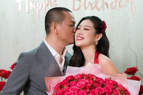 Hoa hậu Khánh Vân tình tứ đón sinh nhật bên chồng