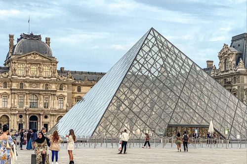 Giám đốc Bảo tàng Louvre từ chức do áp lực liên quan vụ trộm chấn động thế giới