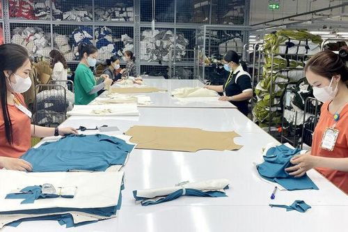 Tất bật sản xuất
