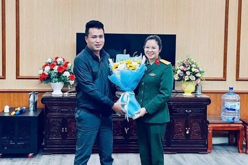 Trung tá Hà Huyền Thương nhặt được của rơi trả lại người làm mất
