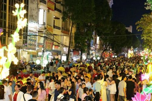 Du lịch Việt Nam Tết 2026: 14 triệu lượt khách và bài toán quá tải tại các điểm nóng