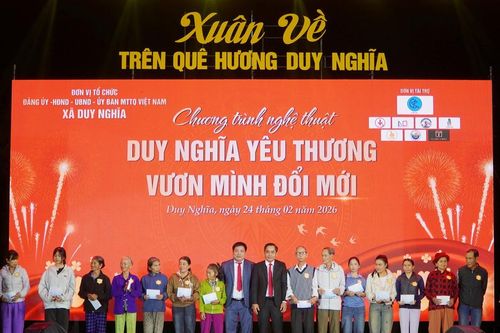 Trao 50 suất quà cho người dân xã Duy Nghĩa tại chương trình nghệ thuật mừng xuân
