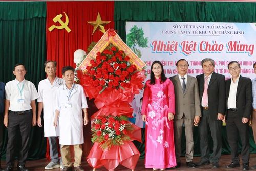 Lãnh đạo thành phố Đà Nẵng thăm, chúc mừng Trung tâm Y tế khu vực Thăng Bình
