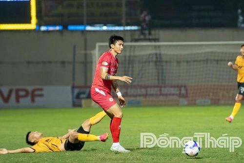 V-League khai xuân: Ngôi đầu vững vàng, cuộc đua trụ hạng thêm nóng