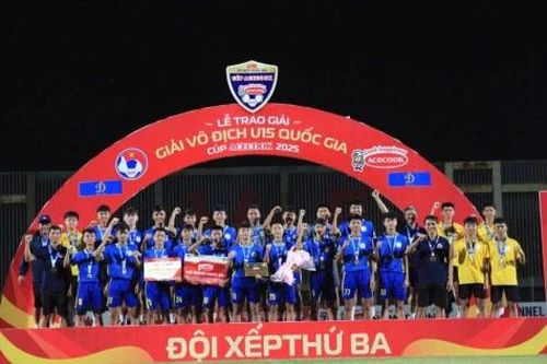 Chủ tịch UBND tỉnh tặng Bằng khen cho Đội Bóng đá U15 Đồng Tháp