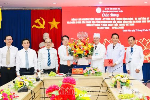Bí thư Tỉnh ủy Nghiêm Xuân Thành thăm Bệnh viện Đa khoa Ninh Thuận nhân Ngày Thầy thuốc Việt Nam