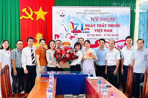 Phó Chủ tịch Thường trực Ủy ban MTTQ Việt Nam tỉnh Trần Thu Mai thăm các cơ sở y tế nhân kỷ niệm Ngày Thầy thuốc Việt Nam