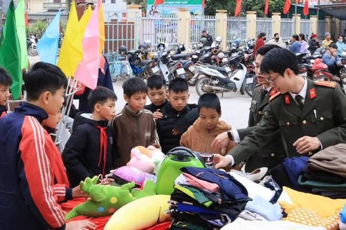 Thanh niên công an xung kích