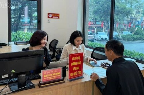 'Ăn tết gọn, làm việc sớm' tại Trung tâm Phục vụ Hành chính công