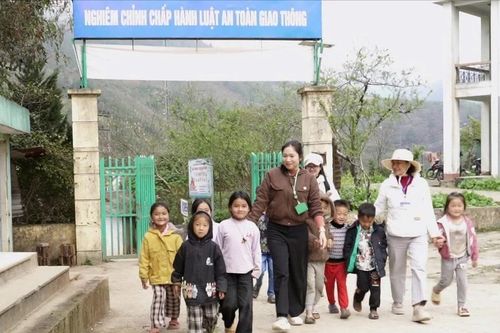 Chuyển biến từ sự tận tụy của những 'người gieo chữ'