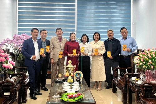 Hiệp hội Doanh nghiệp Nam Lào Cai thăm, tặng quà doanh nghiệp trong khối