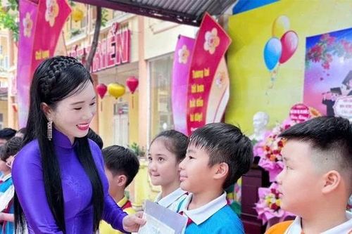 Trường Tiểu học Đinh Tiên Hoàng được tặng thưởng Huân chương Lao động hạng Nhất