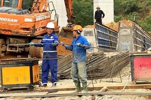 Hối hả công trường dự án giao thông sau Tết