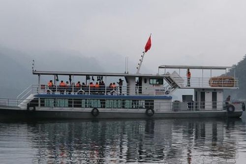 Nhiều tàu thuyền không đủ điều kiện xuất bến, khách du xuân đền Thác Bờ phải quay về