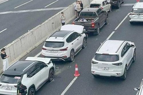 Nhiều lúc xe đi chậm, vì sao vẫn xảy ra tai nạn 'dồn toa' trên cao tốc?
