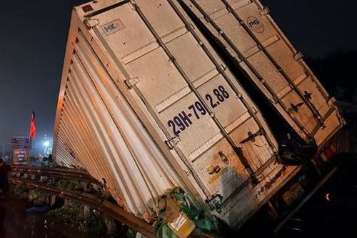 Hà Nội: Va chạm tàu hỏa ở Ngọc Hồi, ô tô tải bị vò nát đầu, hất văng 100 mét