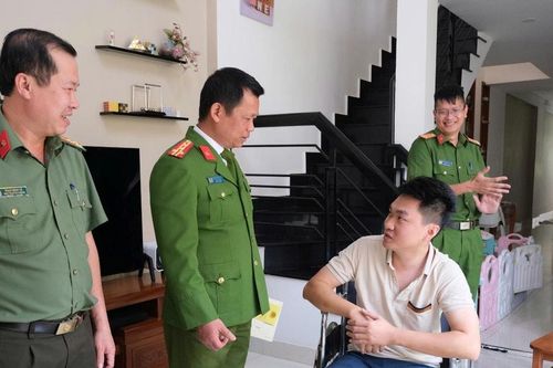 Lâm Đồng: Thăm hỏi, động viên cán bộ Công an bị thương khi đấu tranh với đối tượng gây rối