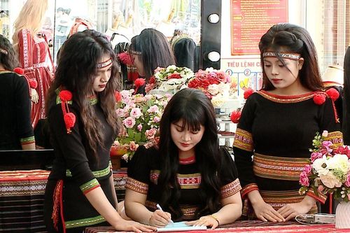 Cô gái Ê Đê và giấc mơ 'thời trang hóa' thổ cẩm
