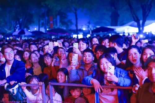 Hàng ngàn người dân Hưng Yên xem nghệ thuật tại Lễ hội đền thờ Triệu Việt Vương