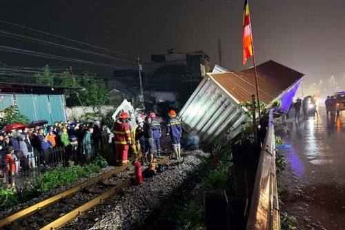 Hà Nội: cố vượt đường ngang, xe tải bị tàu hỏa tông văng xa
